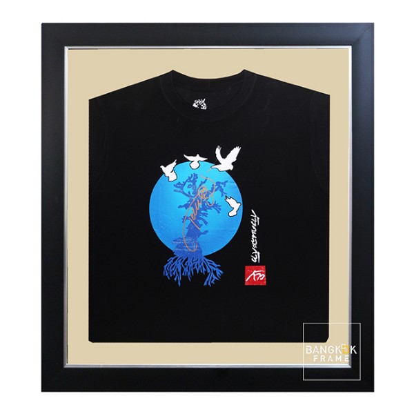 กรอบรูปโชร์เสื้อขาวพร้อมลายเซ็นนักร้องที่ชอบ